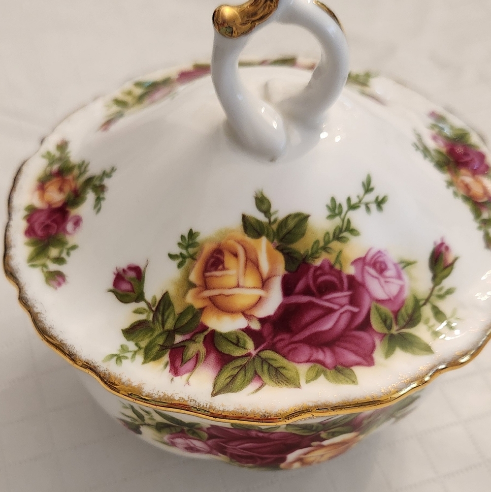 1962 Royal Albert Ltd. bone china" Old Country Roses".  Powder , Sugar bowl.
